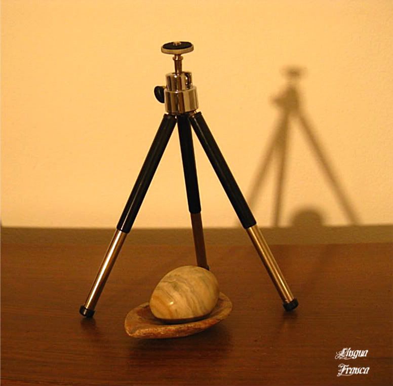 Photograph of the small tripod I purchased at Planet Computer Store for $2.90. (Credit: Omar Upegui R.)